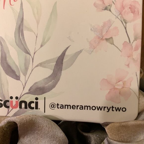 Scunci bundle of two sets of scrunchies. Total of four pieces. Great gifts - Picture 5 of 6